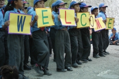 Die Schüler heißen den  Dalai Lama willkommen