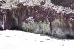 Farbige Steinschichten am Zanskarfluss