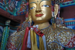 Buddhastatue in einem Kloster um Leh