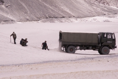 Militärarbeiter holen Sand für den Straßenbau