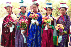 Schülerinnen in traditionellen Gewändern -  2019