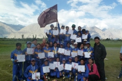 Schulteam mit Pokalen und Zertifikaten, Diskit Nubratal - 2007