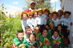 Schüler in festlicher tibetanischer Kleidung , Diskit Nubratal - 2013