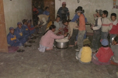 Abendessen in der Schule im  Nubratal - 2007