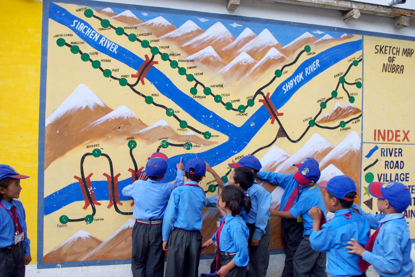 Die Schulkinder vor einer Karte des Nubratals